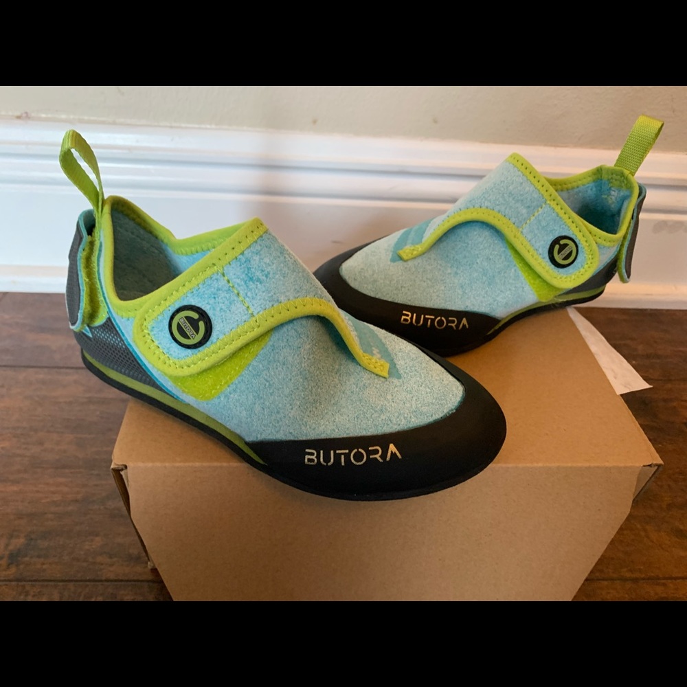Butora climbing shoes. Size 4, run small. Fit my son who’s a size 2. Aqua blue.